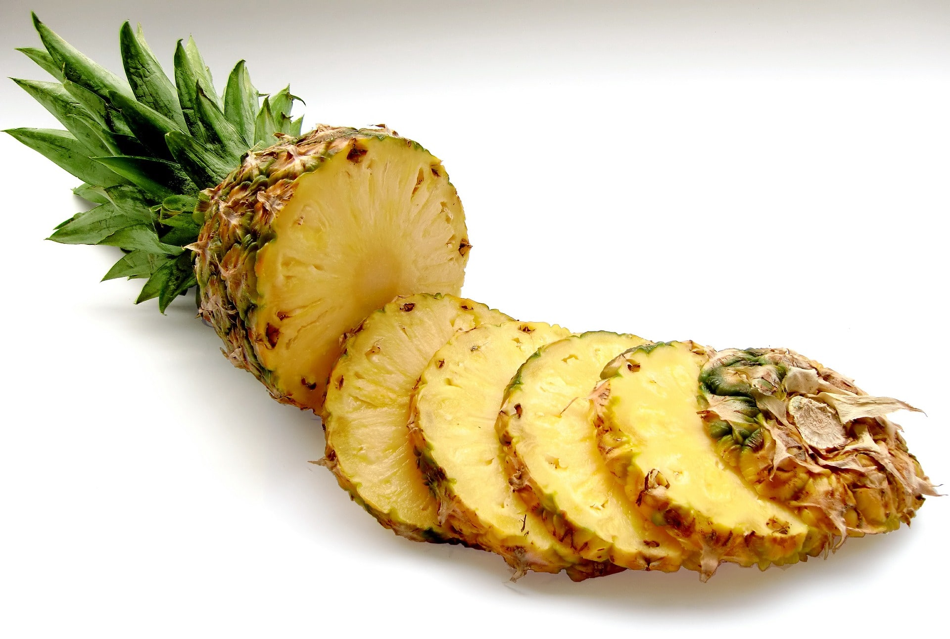 ​10 priežasčių, kodėl turėtumėte valgyti ananasą